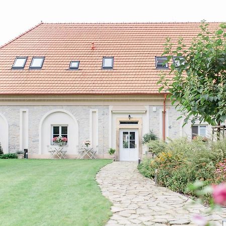 Na Kmine Hotel Obristvi Eksteriør billede