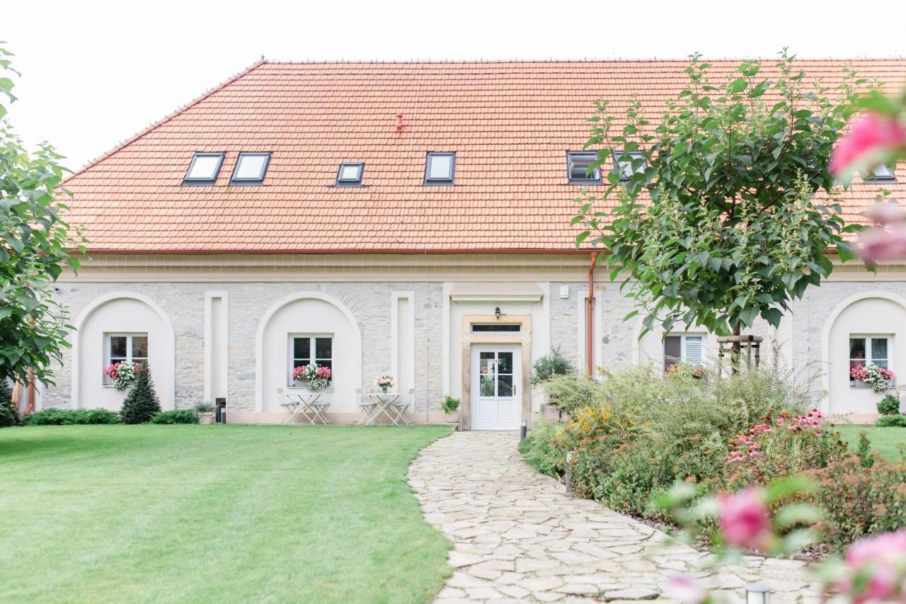 Na Kmine Hotel Obristvi Eksteriør billede