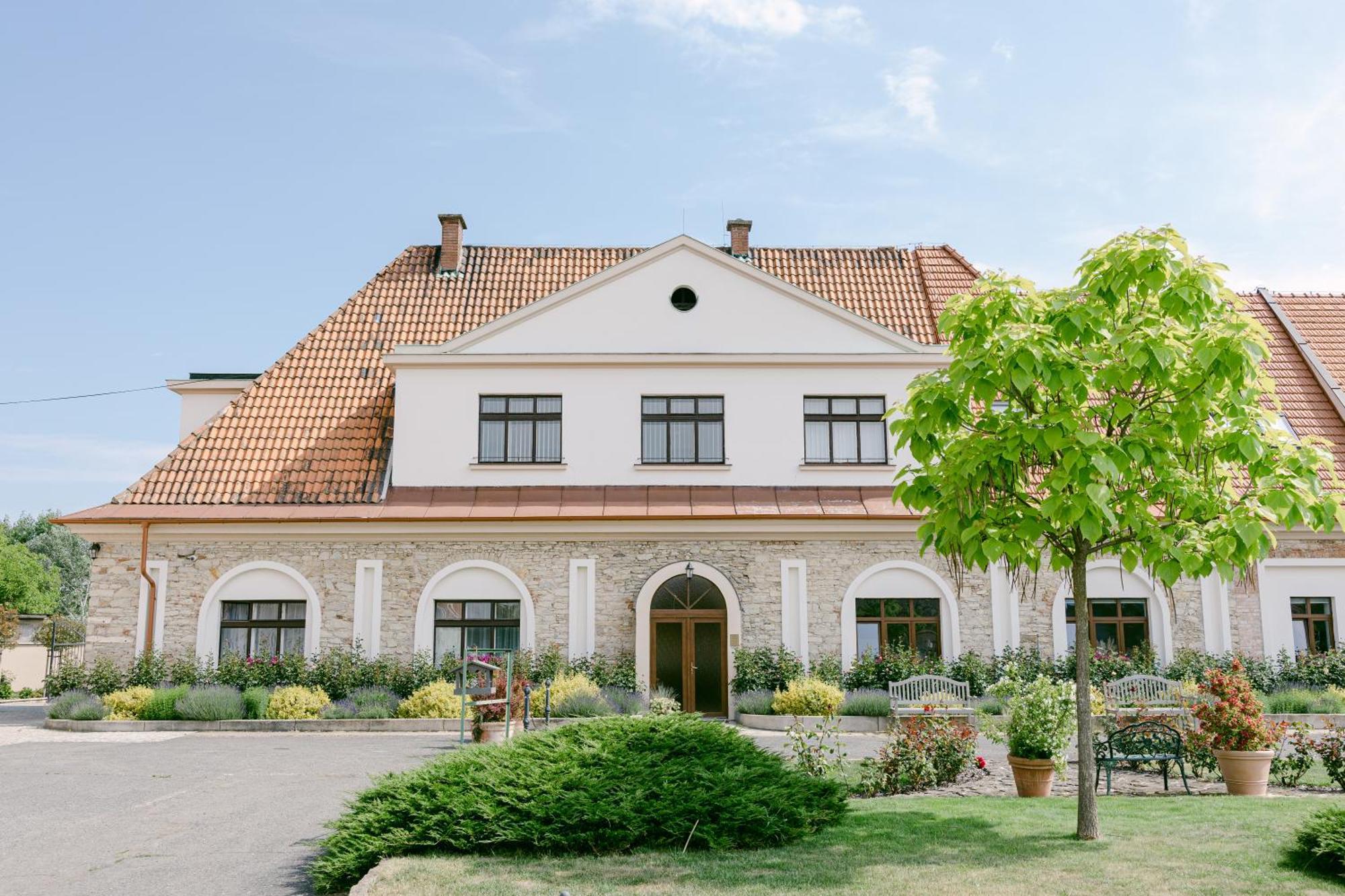 Na Kmine Hotel Obristvi Eksteriør billede
